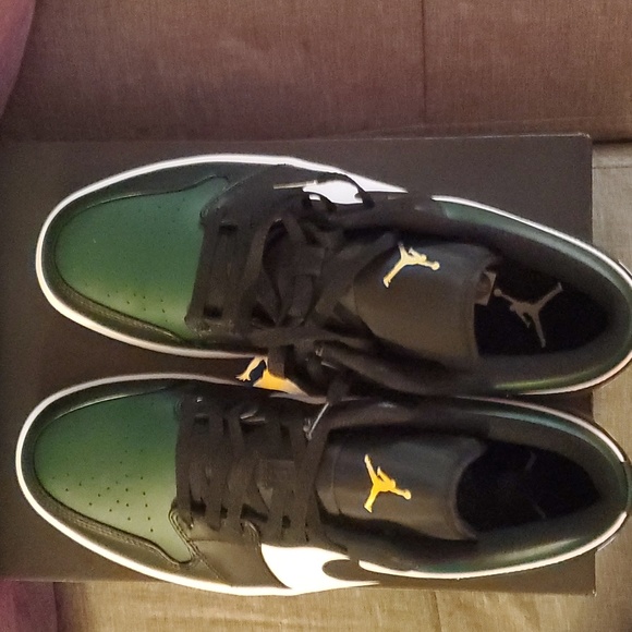 Jordan 1's - Picture 4 of 5